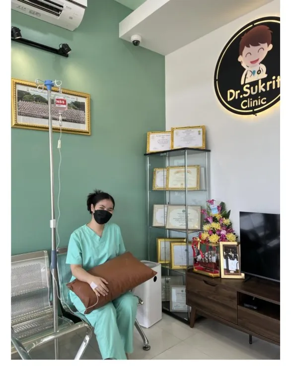 ผนังแสดงใบประกาศนียบัตรและใบรับรองภายในคลินิก