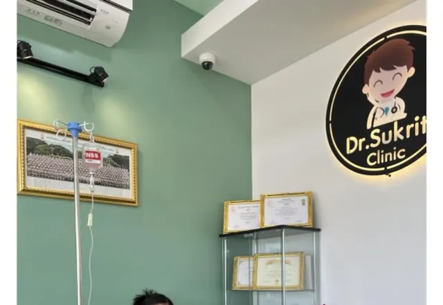 ผนังแสดงใบรับรองและป้ายไฟภายในคลินิก